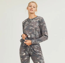 Load image into Gallery viewer, Earth print camo pullover
