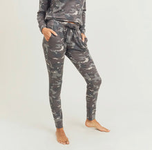 Load image into Gallery viewer, Earth camo sweatpants
