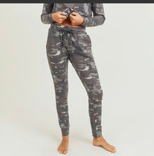 Load image into Gallery viewer, Earth camo sweatpants
