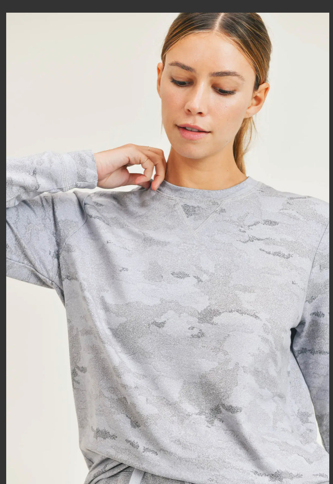 Light Camo Pullover V-Stitch Crewneck Top Gray